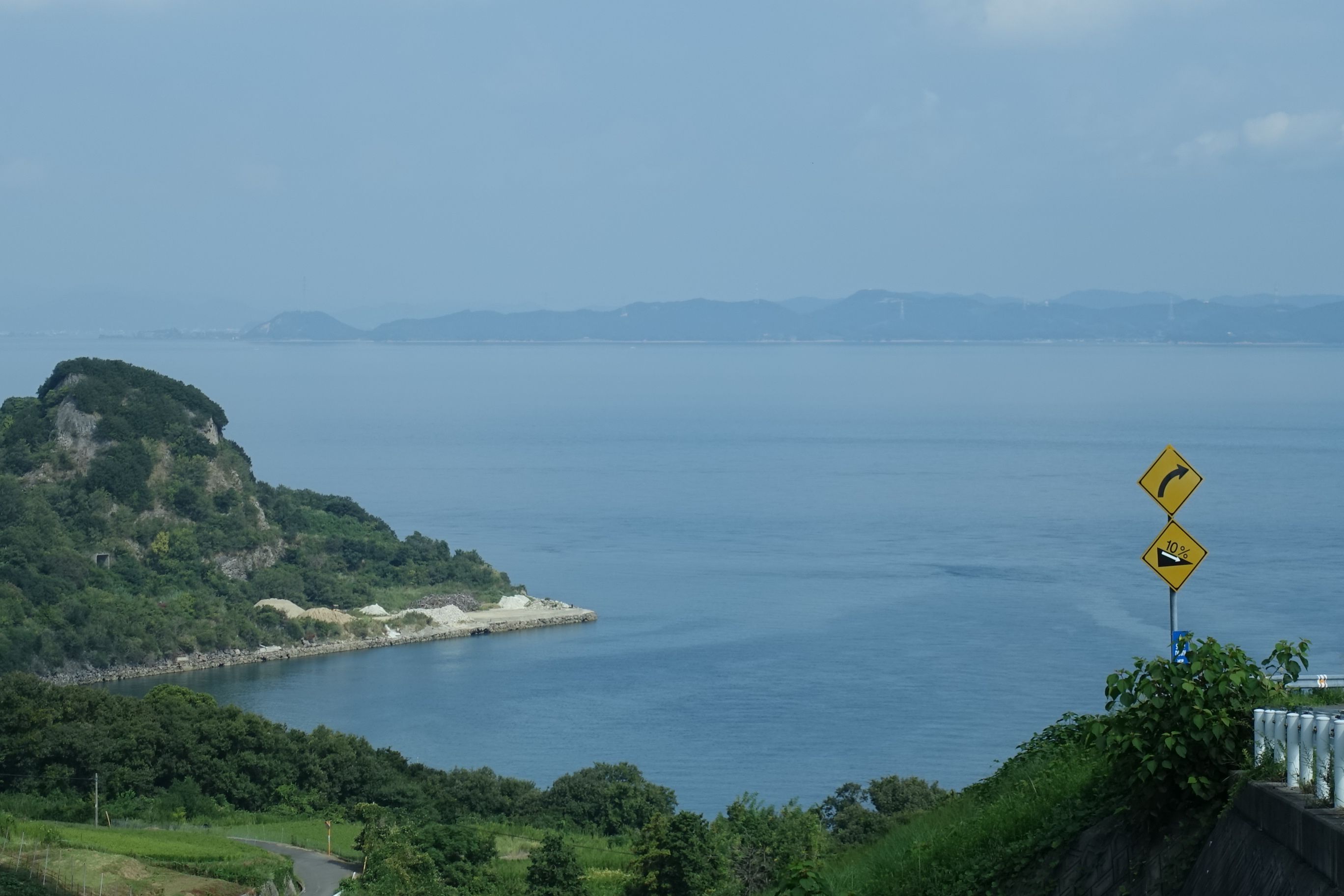 豊島の坂から望む海